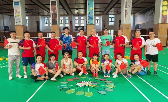 8.9001cc金沙以诚为本南山羽毛球社群开展南山业主羽毛球整体友谊赛_副本.jpg