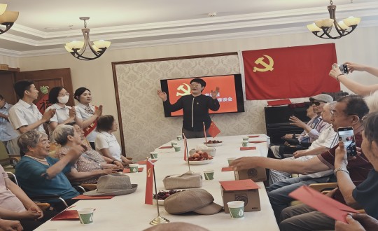 2024年7月1日，，，，，，，养老公司长影家举行“七一建党节座谈会”_副本.jpg