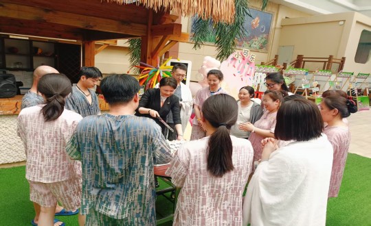16.旅馆公司举行4月中医养生主题生日会_副本.jpg